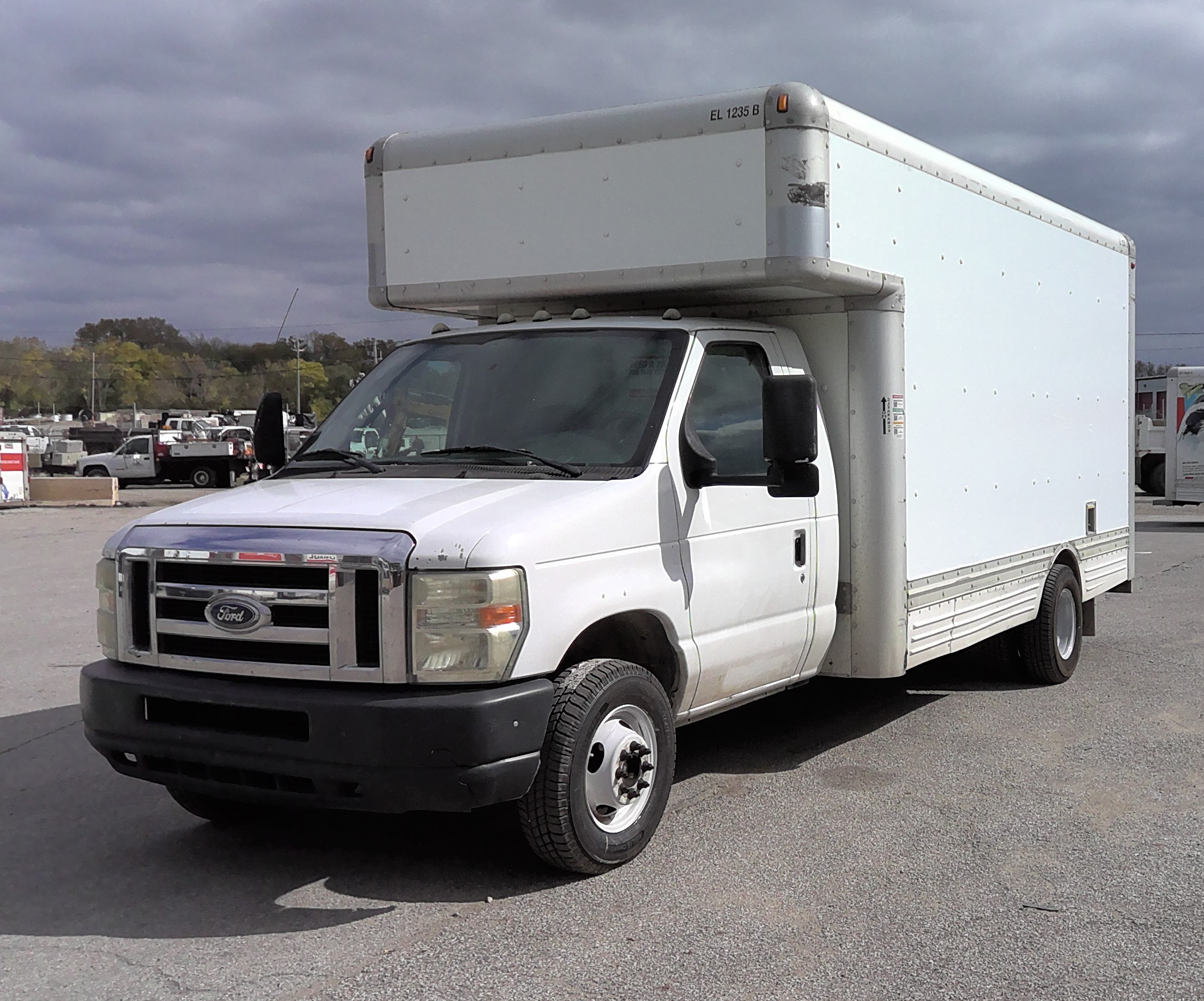 Camion usagé avec fourgon 2008 17 pi à vendre