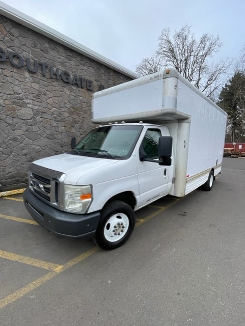 Camion usagé avec fourgon 2008 17 pi à vendre