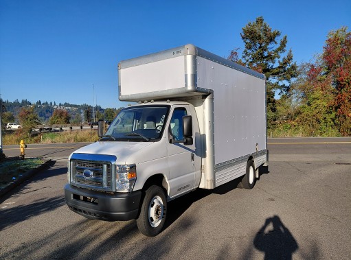 Camion usagé avec fourgon 2010 17&nbsp;pi à vendre