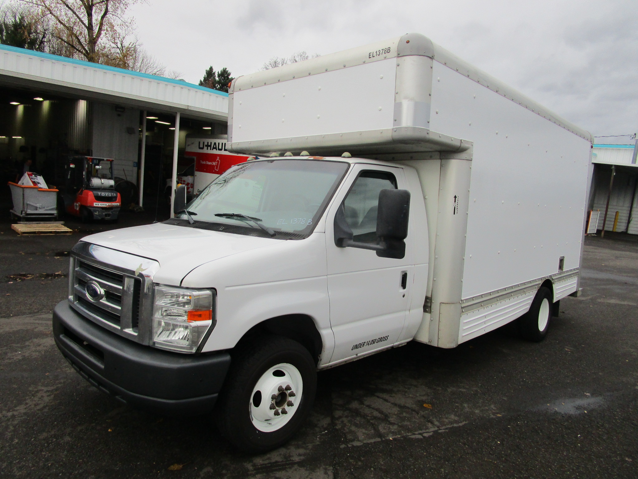 Camion usagé avec fourgon 2008 17 pi à vendre