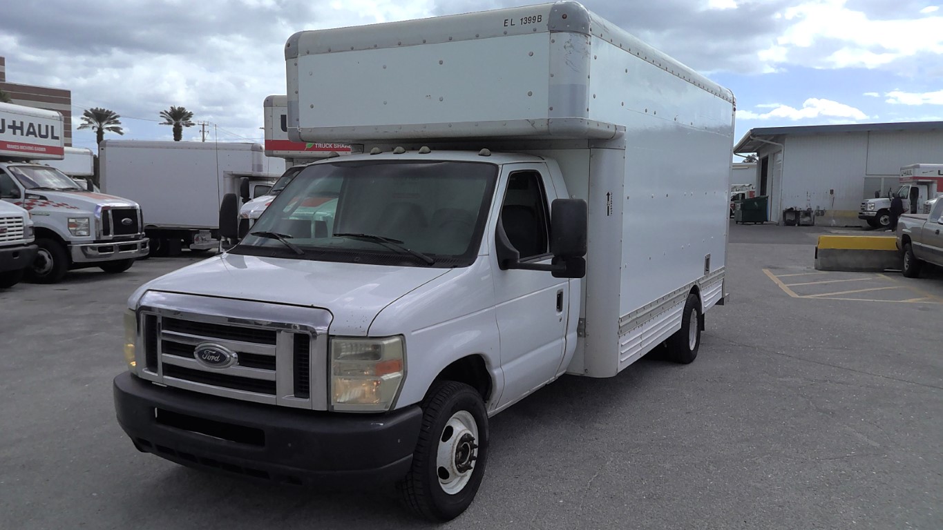 Camion usagé avec fourgon 2008 17 pi à vendre