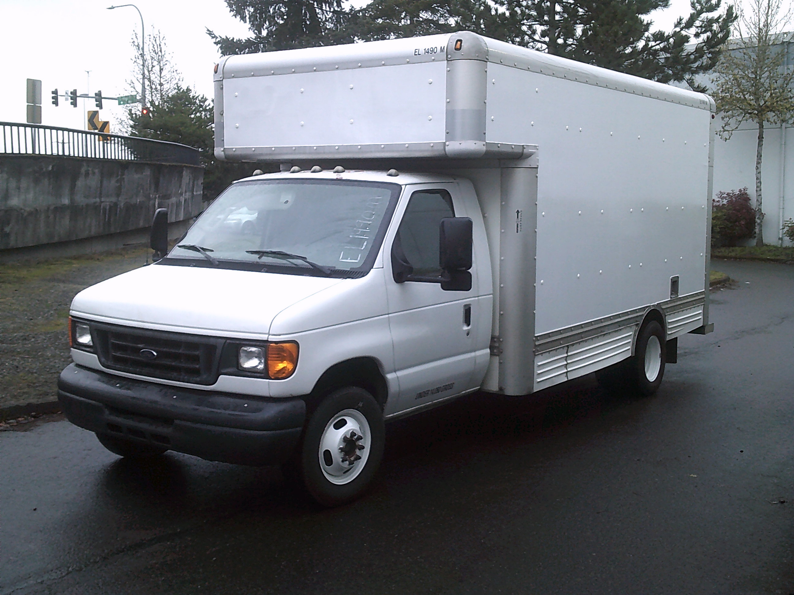 Camion usagé avec fourgon 2007 17 pi à vendre