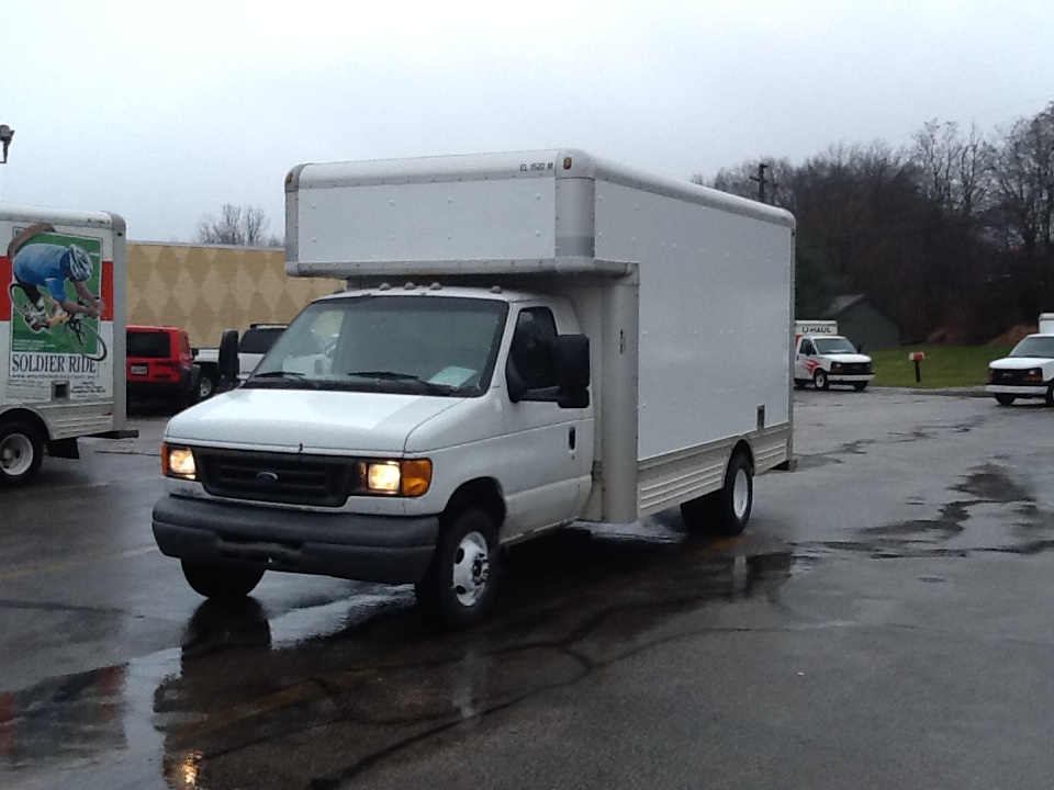 Camion usagé avec fourgon 2007 17 pi à vendre