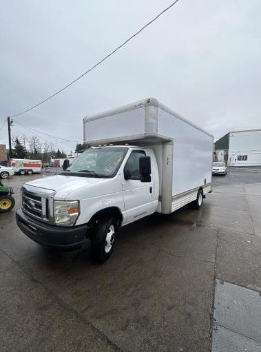 Camion usagé avec fourgon 2009 17 pi à vendre