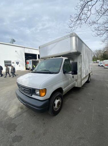 Camion usagé avec fourgon 2007 17 pi à vendre