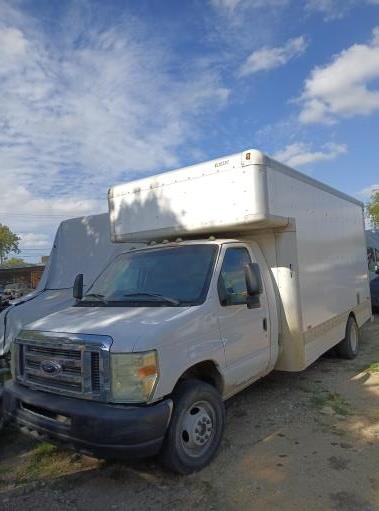 Camion usagé avec fourgon 2009 17 pi à vendre