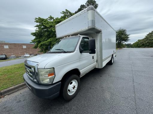 Camión con caja de 200917 ft usado a la venta