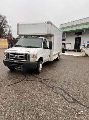 Camion usagé avec fourgon 2009 17 pi à vendre