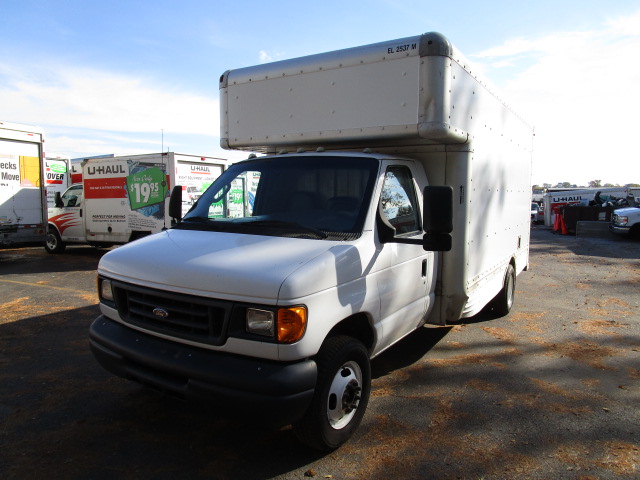 Camion usagé avec fourgon 2007 17 pi à vendre