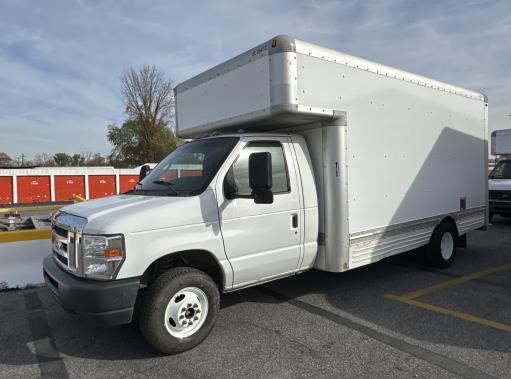 Camion usagé avec fourgon 2009 17 pi à vendre