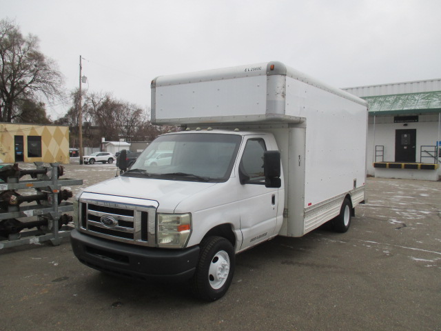 Camion usagé avec fourgon 2009 17 pi à vendre