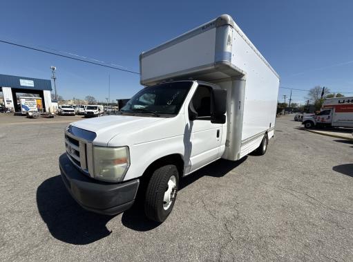 Camión con caja de 200917 ft usado a la venta