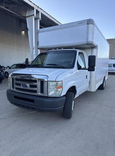 Camión con caja de 200917 ft usado a la venta