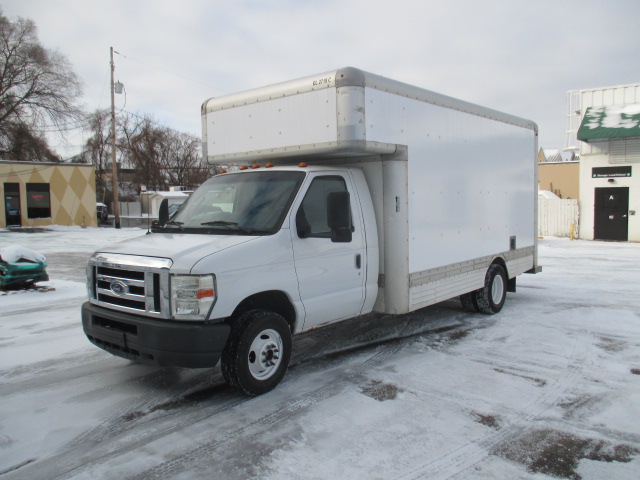 Camión con caja de 200917 ft usado a la venta