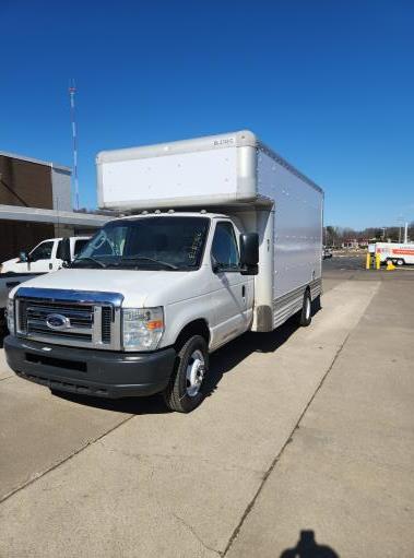 Camión con caja de 200917 ft usado a la venta