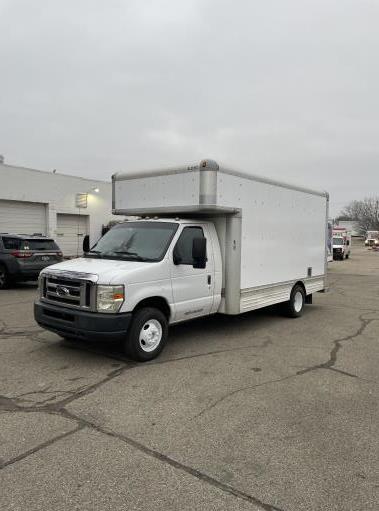 Camion usagé avec fourgon 2009 17 pi à vendre