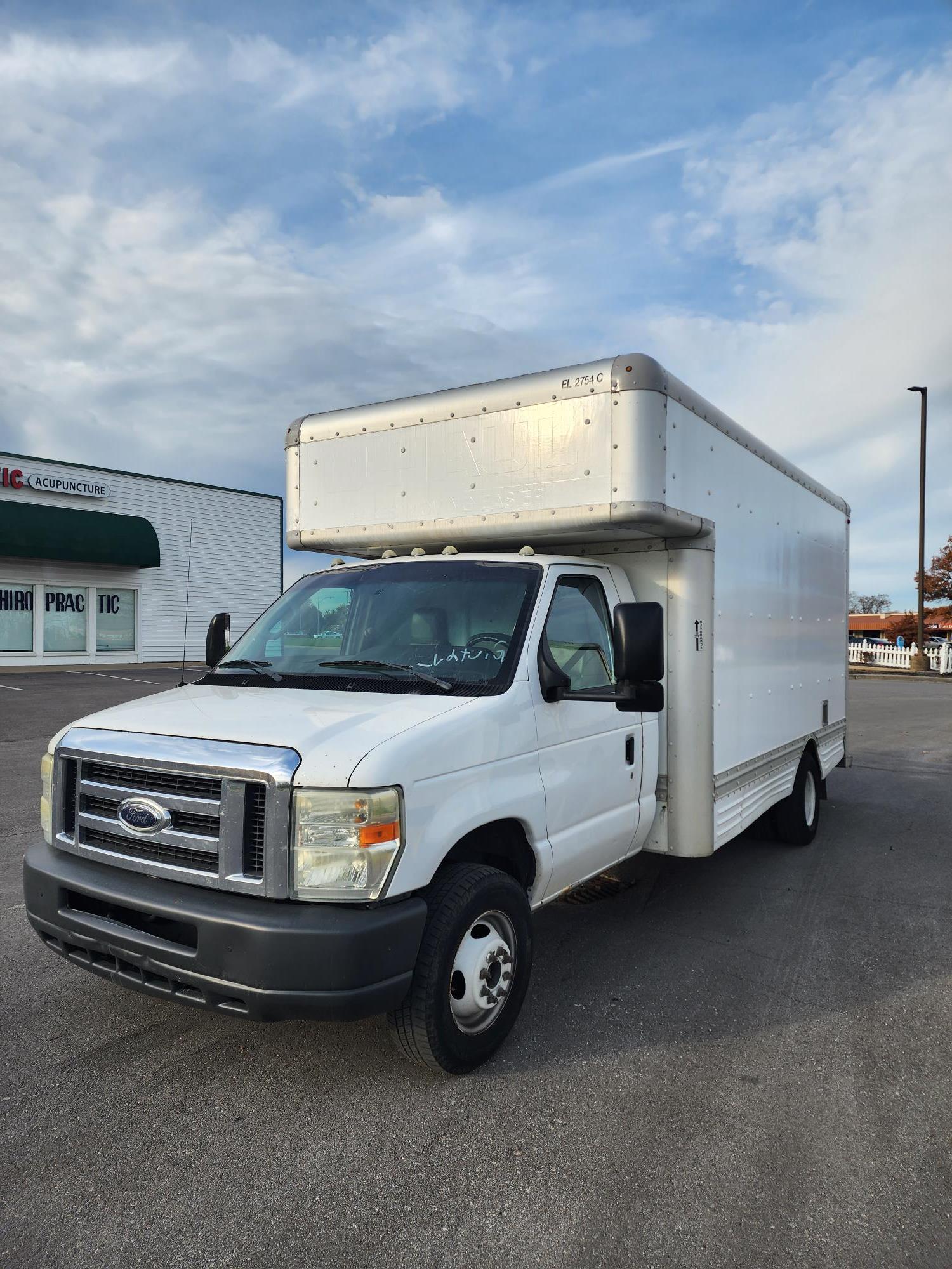 Camion usagé avec fourgon 2009 17 pi à vendre