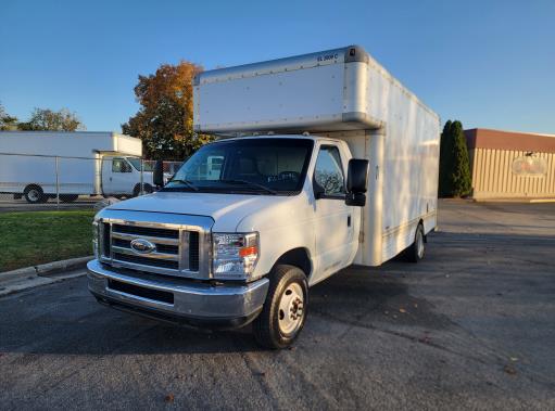Camión con caja de 200917 ft usado a la venta