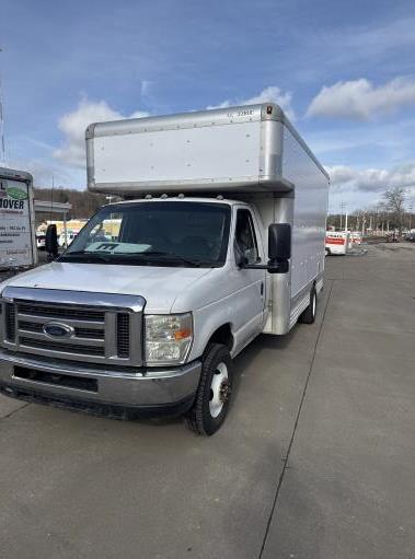 Camión con caja de 200917 ft usado a la venta