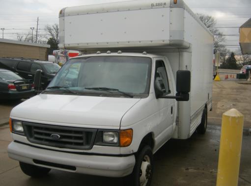 Camión con caja de 200717 ft usado a la venta