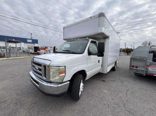 Camión con caja de 200917 ft usado a la venta