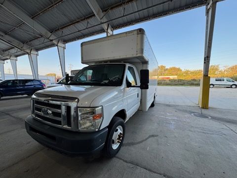 Camión con caja de 200917 ft usado a la venta