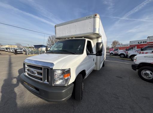 Camión con caja de 200917 ft usado a la venta
