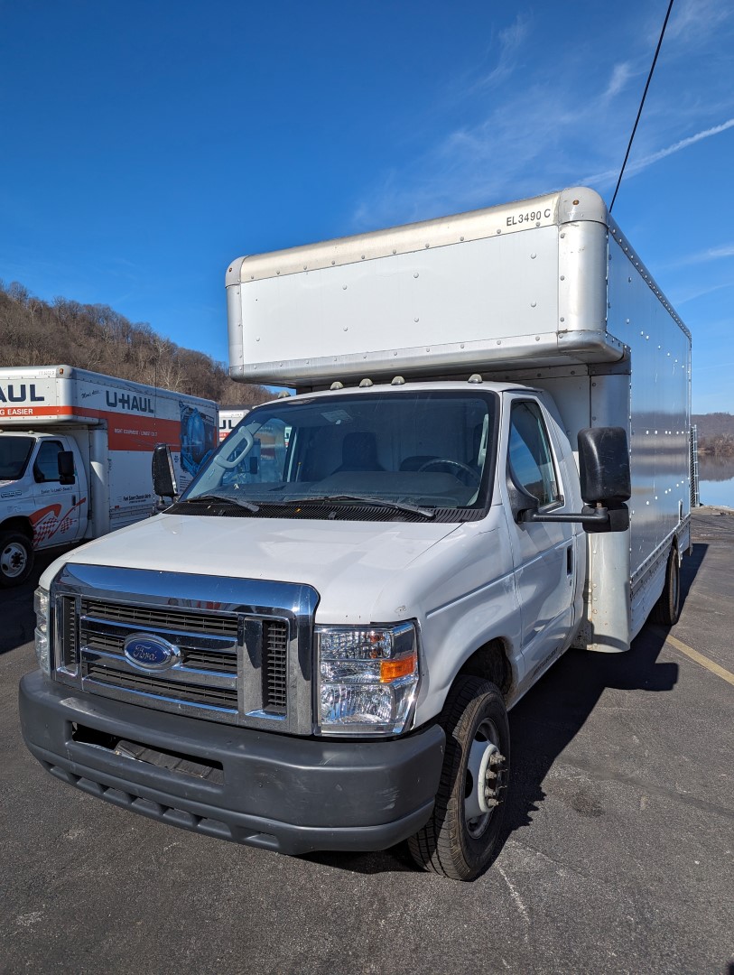 Camion usagé avec fourgon 2009 17 pi à vendre