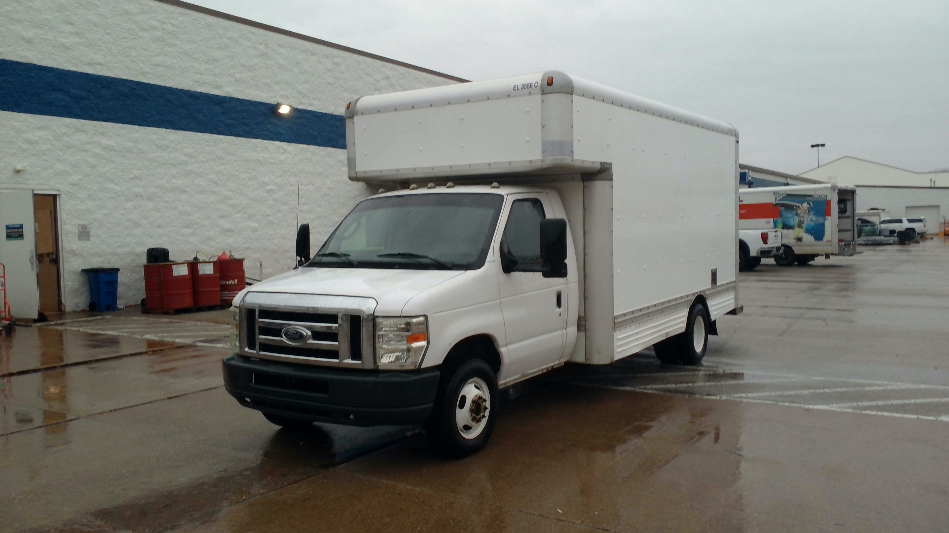 Camión con caja de 200917 ft usado a la venta