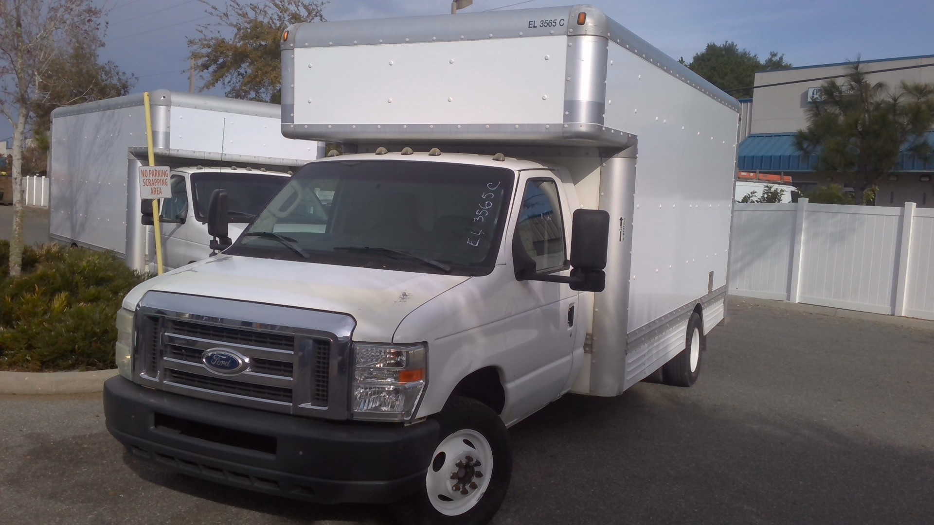 Camion usagé avec fourgon 2009 17 pi à vendre