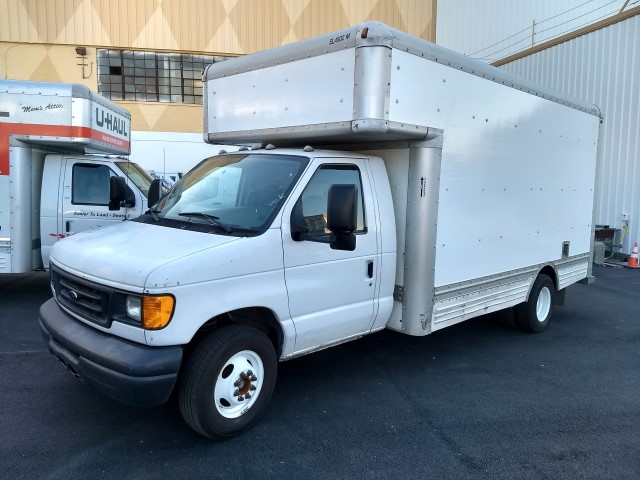 Camión con caja de 200717 ft usado a la venta