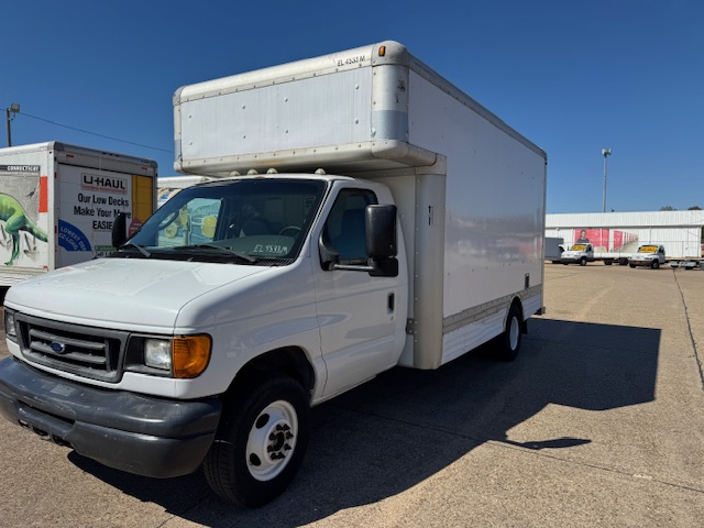 Camion usagé avec fourgon 2007 17 pi à vendre