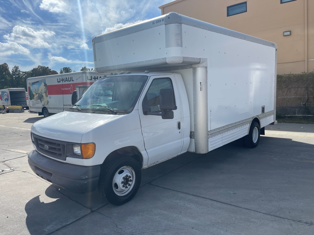 Camion usagé avec fourgon 2007 17 pi à vendre