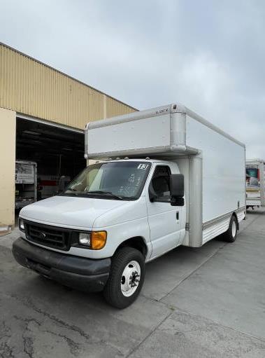 Camion usagé avec fourgon 2007 17 pi à vendre