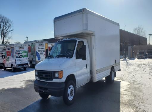Camion usagé avec fourgon 2007 17 pi à vendre