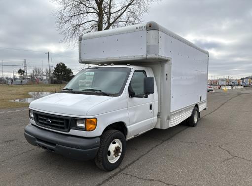 Camion usagé avec fourgon 2007 17 pi à vendre