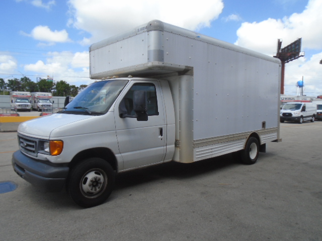 Camión con caja de 200717 ft usado a la venta