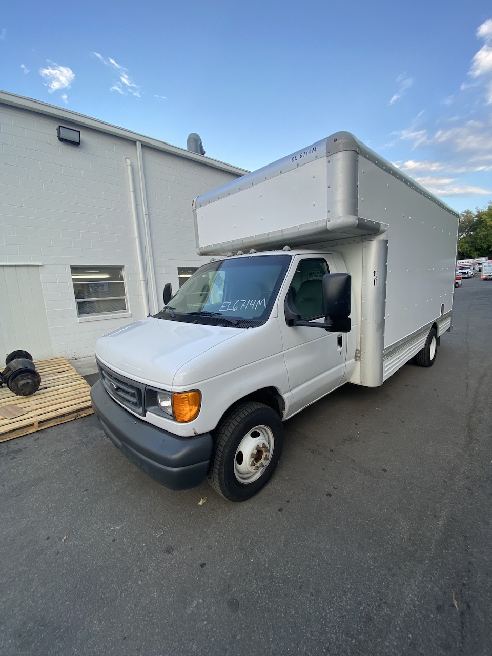 Camion usagé avec fourgon 2007 17 pi à vendre