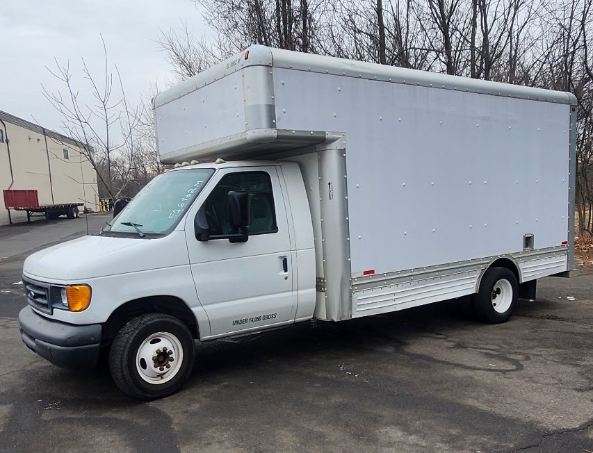 Camion usagé avec fourgon 2007 17 pi à vendre