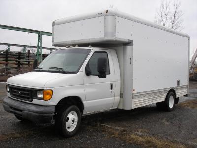 Camión con caja de 200617 ft usado a la venta