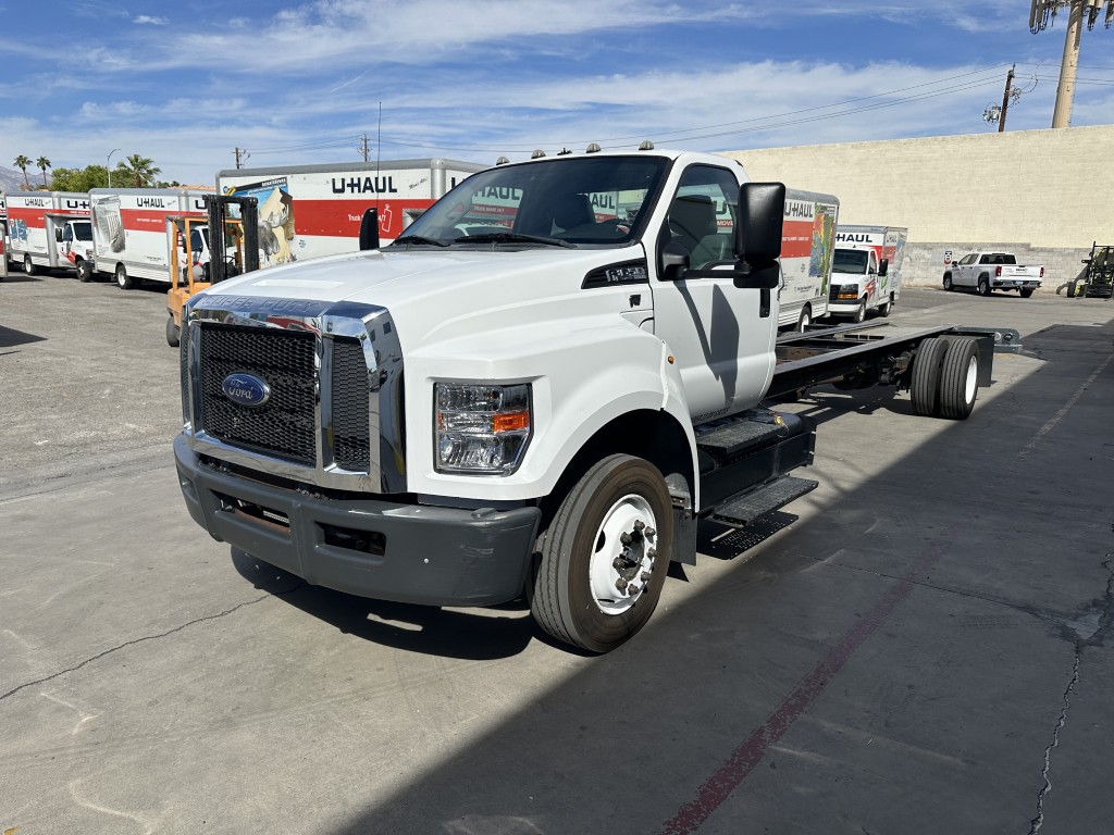 Used 2016 26 ' Cab and Chassis for sale