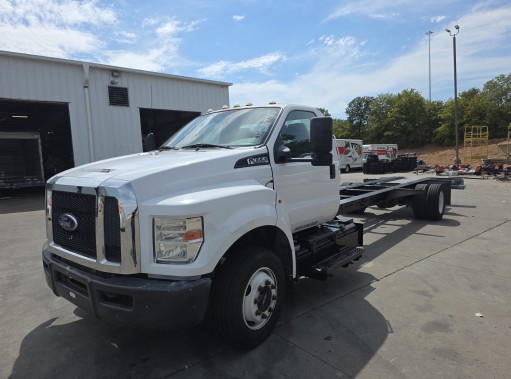 Used 2016 26 ' Cab and Chassis for sale
