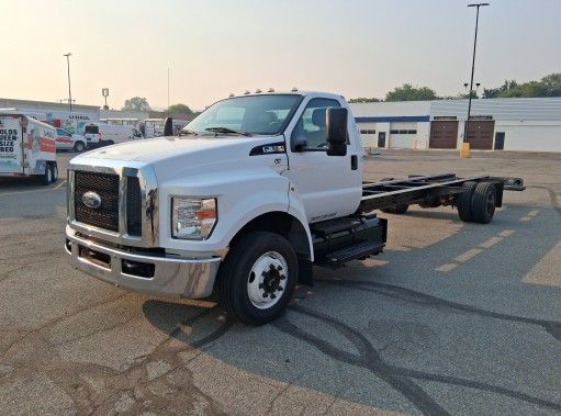 Used 2016 26 ' Cab and Chassis for sale
