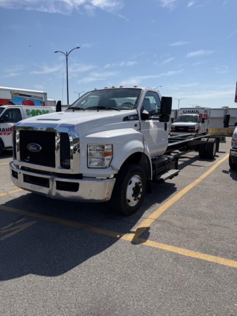 Used 2016 26 ' Cab and Chassis for sale