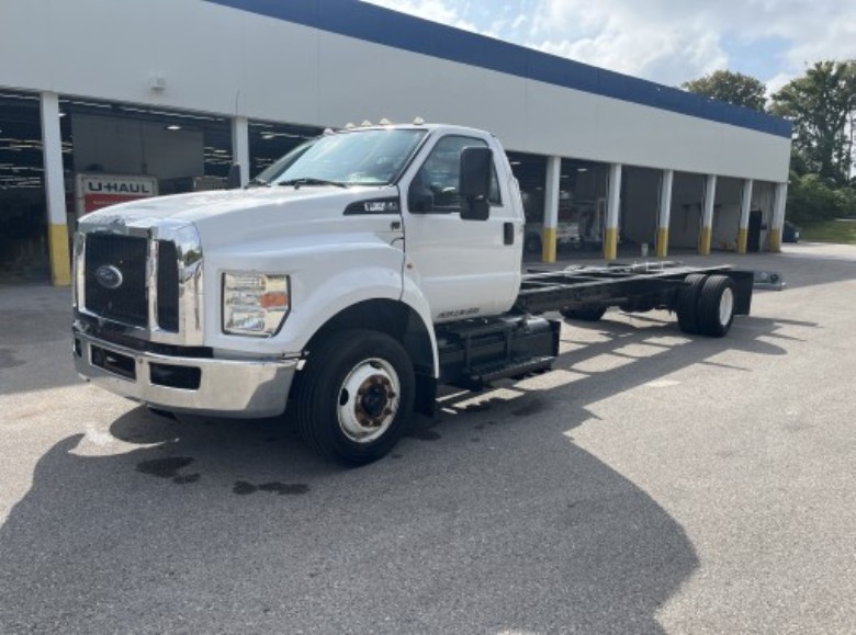 Used 2016 26 ' Cab and Chassis for sale