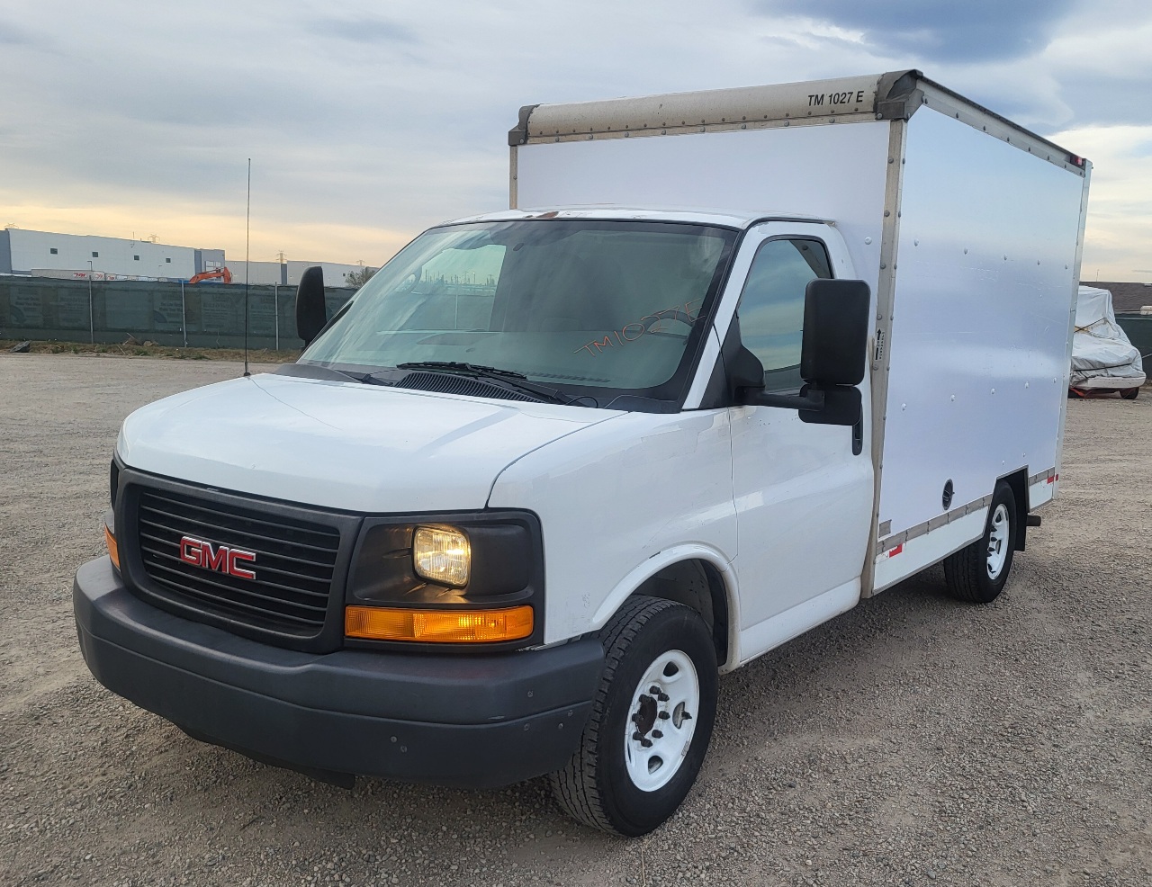 Camion usagé avec fourgon 2013 10 pi à vendre