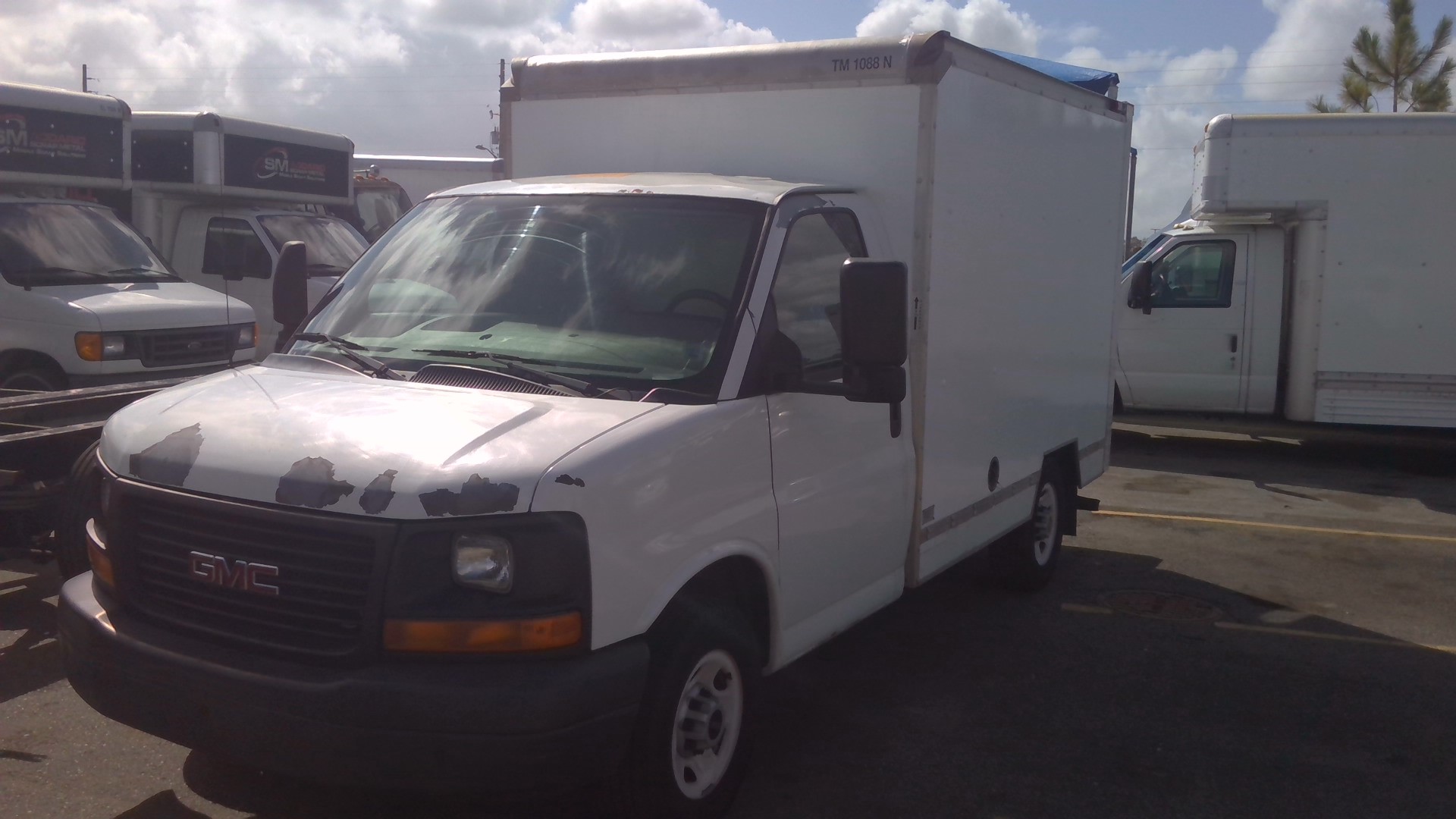 Camion usagé avec fourgon 2011 10 pi à vendre