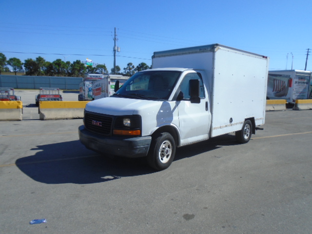 Camion usagé avec fourgon 2012 10 pi à vendre