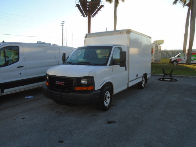 Camion usagé avec fourgon 2012 10 pi à vendre