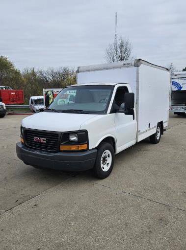 Camion usagé avec fourgon 2013 10 pi à vendre